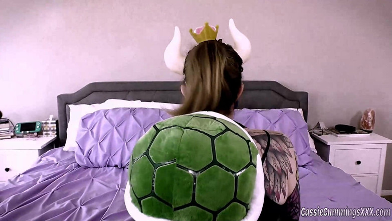 Cassie Cummings: Šukání bowsette v Jejím hradě - POV sex