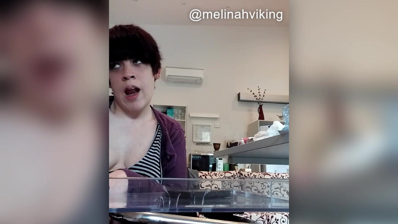 Melinah Viking: मेरे साथ घर पर लंड हिलाना