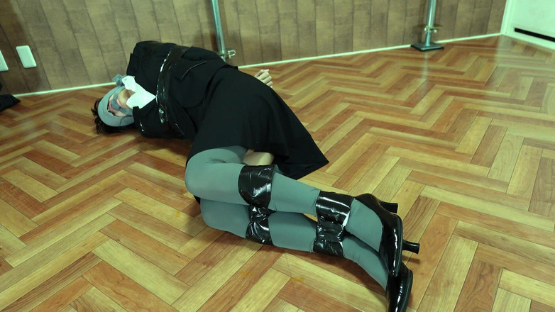 ushirosugatanomiki: Den utvalda kontorsdamen var fastbunden med tejp