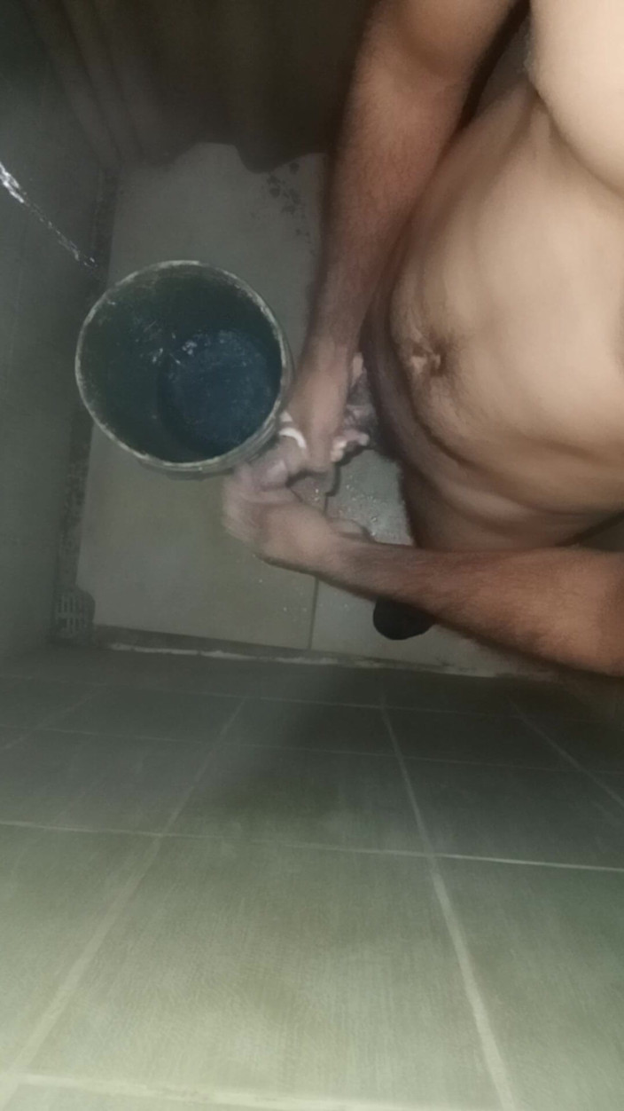 Cute boy jerks off: zayıf adam mastürbasyon yapmak için duş alıyor