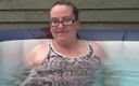 Horny vixen: Vestita nella vasca idromassaggio