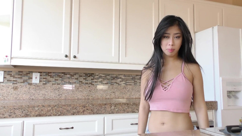 Asian Milfs n Teens: Jade Kush अपने सौतेले पिता को अपनी बालों वाली झाड़ी को चोदने देती है और अंदर वीर्य निकालती है-perv milfs n Teens