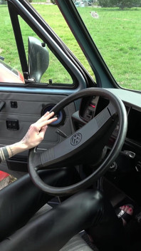 Nicol Pedal pumping Old Vw Multivan - tocuri înalte până la revving desculț (rezoluție 4k)
