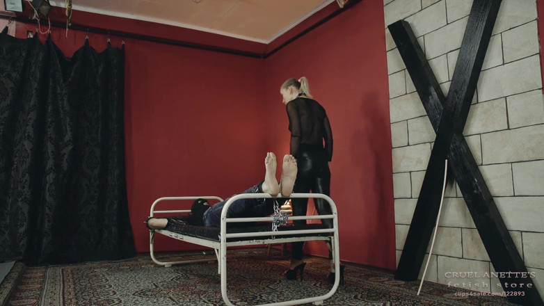 Cruel Anettes fetish world: Bastinado na cama