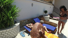 Lovekino: プールでホット三人組に油を塗った