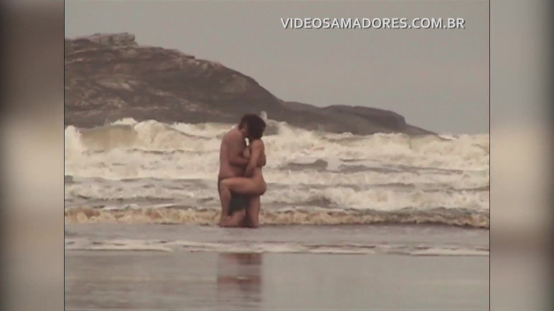 Amateurs videos: Casal sem vergonha faz sexo em mar raso