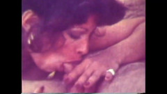 Vintage megastore: Heiße brünette im bikini mit dicken titten gibt einen guten...