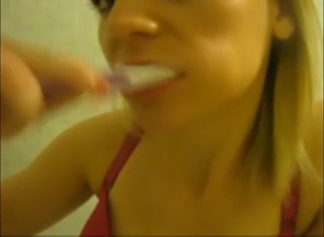 Femdom Austria: La paste da denti sputi di anastasia