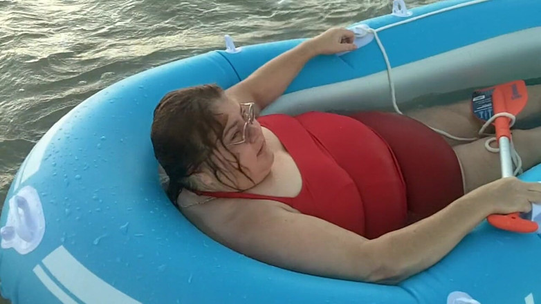 BBW nurse Vicki adventures with friends: Not funny sea boat adventure !