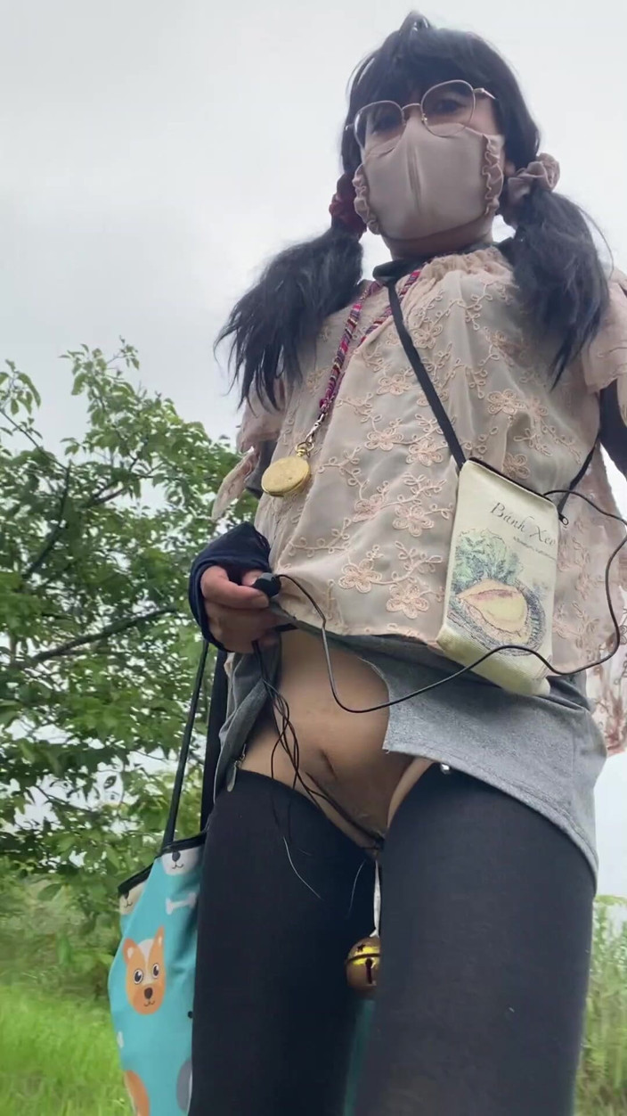megu2002: No256 paseando por el parque con pantalones de corte separado