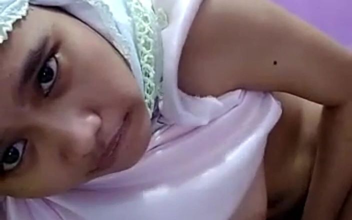 Jilbab69: इन्डोनेशियाई कमसिन लड़की हस्तमैथुन कर रही है