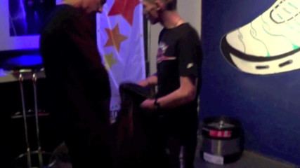 Sneaker gay: Šousťáka ponížení v baru