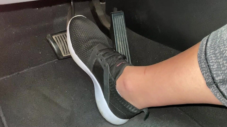 footivities: Pedal memompa dengan sepatu tenis oleh ivys feet