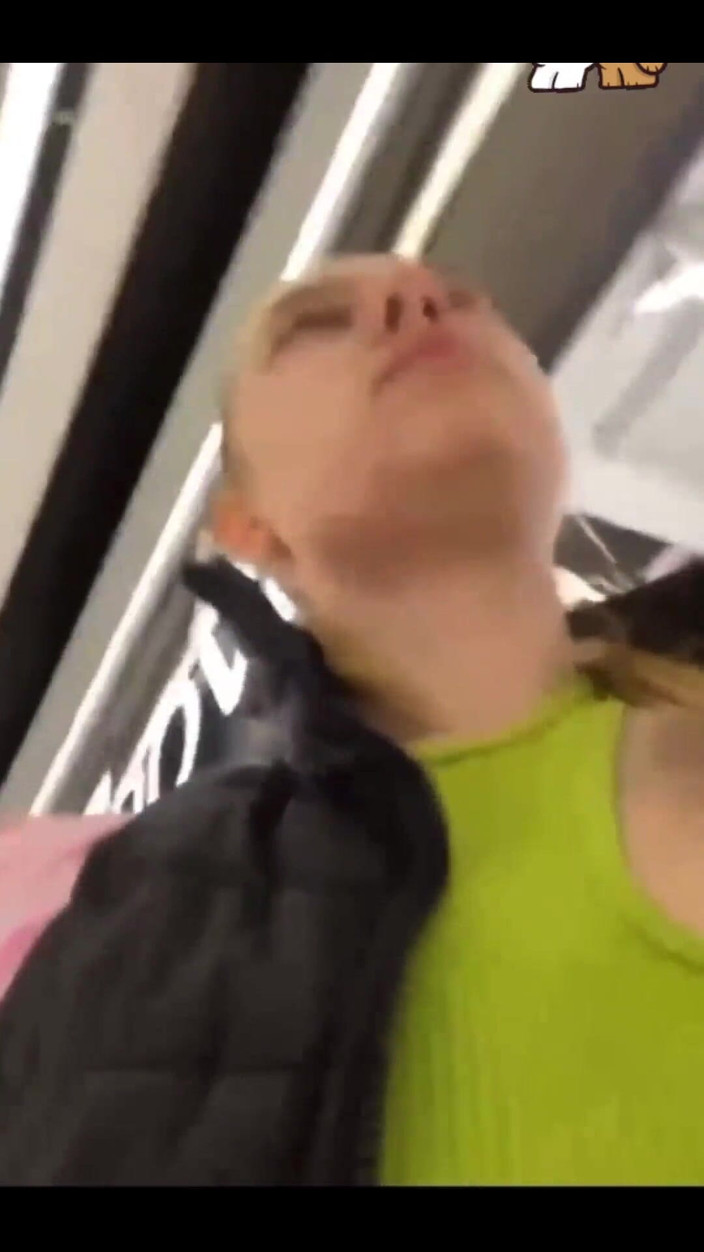 JuiceLussie: 공공 장소에서 보지에 바이브레이터와 함께 걷기