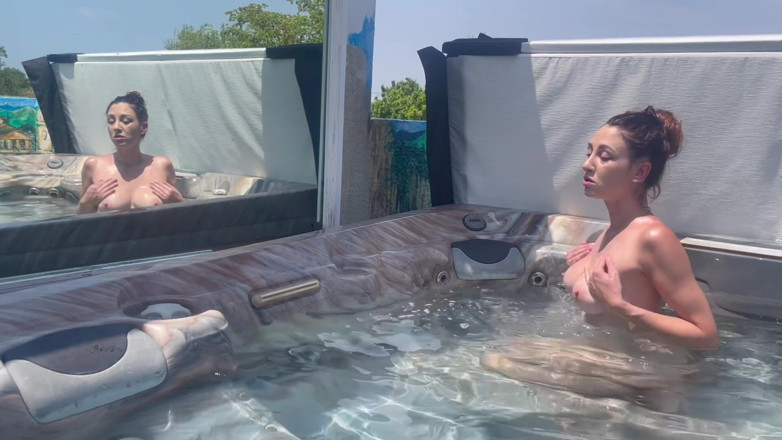 Artemisia Love: Artemisia adoră să se joace cu pizda ei excitată în jacuzzi în...