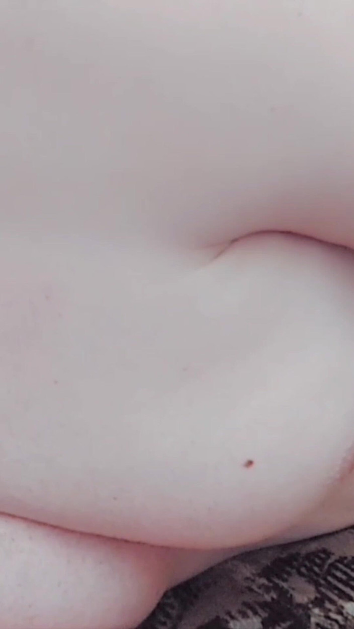 Kitty_Cross: Sexy Sissy Dává smyslné pohledy při pomalém ohýbání