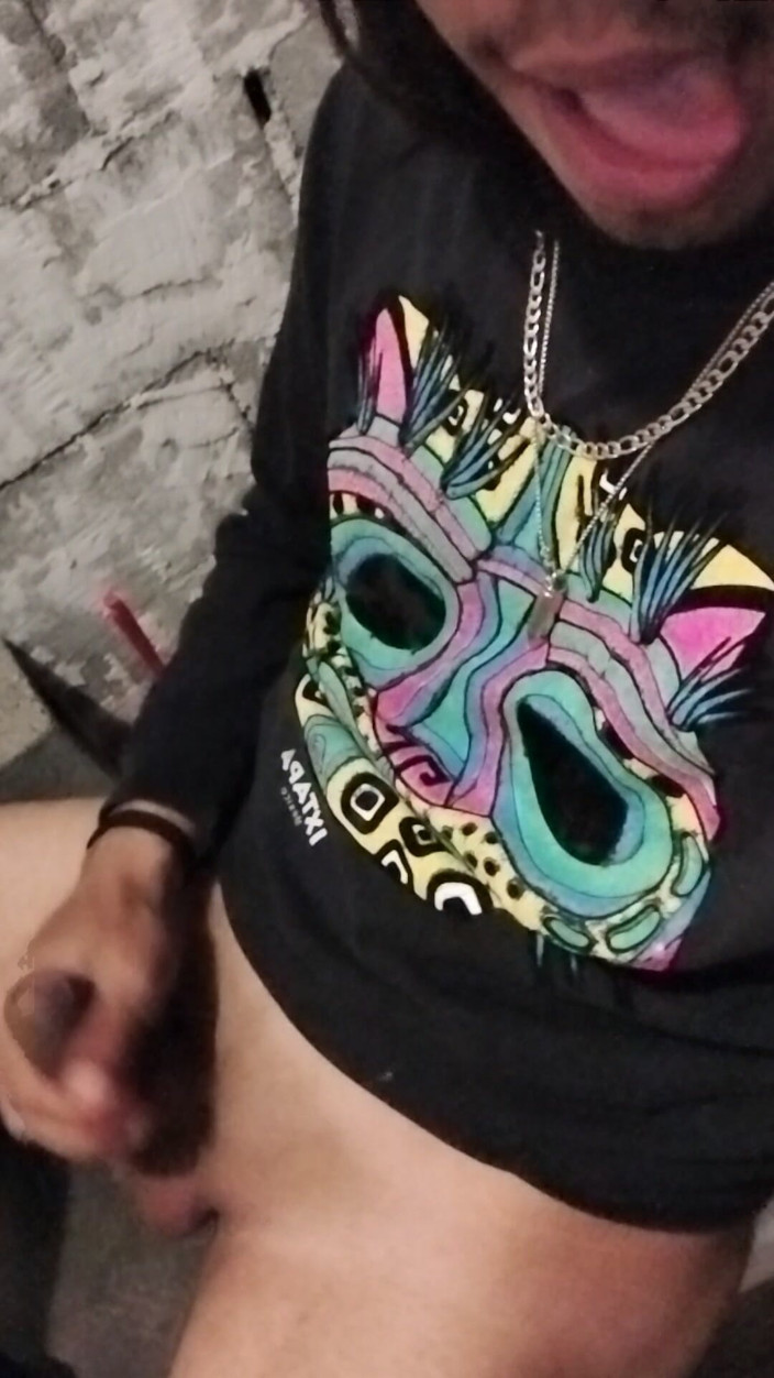 AlexAlejandro13: Kamu dong, aku lagi asik masturbasi di kamar mandiku dong