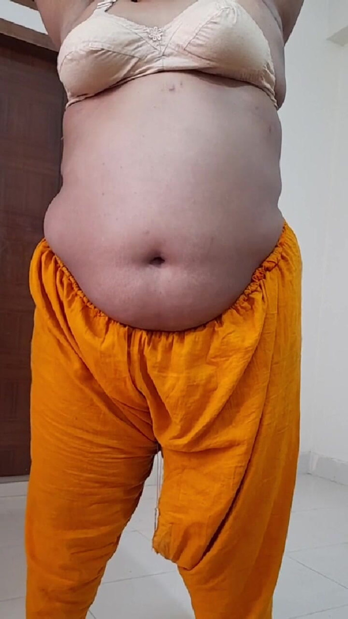 Aria Mia: Indická macecha ukazuje její prsa v hotelu