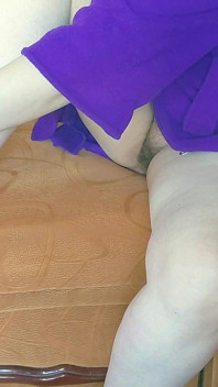 La mamma si fà una pedicure e non si rende nemmeno conto che sta esponendo la sua vagina.