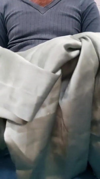 Porno de branlette en satin et soie - caresse de la bite avec le costume en satin et jaune soyeux de sa demi-sœur (83)