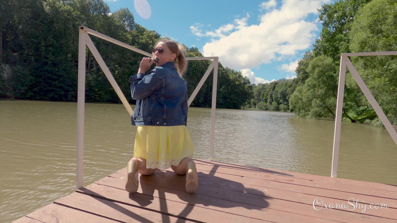 MILF Oxana: Puta con plug anal en un parque natural