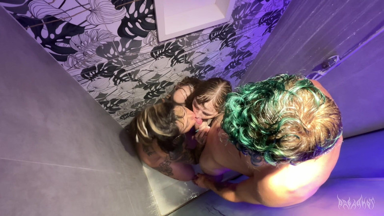 Dread Hot: 和朋友们一起洗热水澡，这是我人生中最棒的口交！- 恐惧热