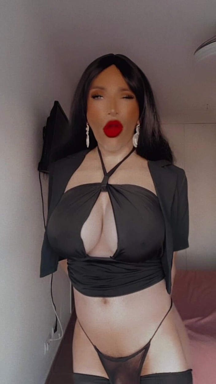 Sissy Slut Brianna: Słodkie spojrzenie, niebezpieczne intencje