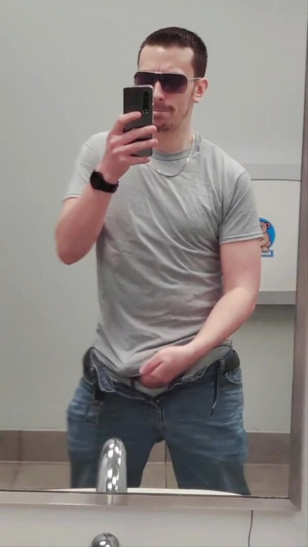 Ballbuster boi: 年轻的自我球破坏者在沃尔玛浴室摧残他的坚果