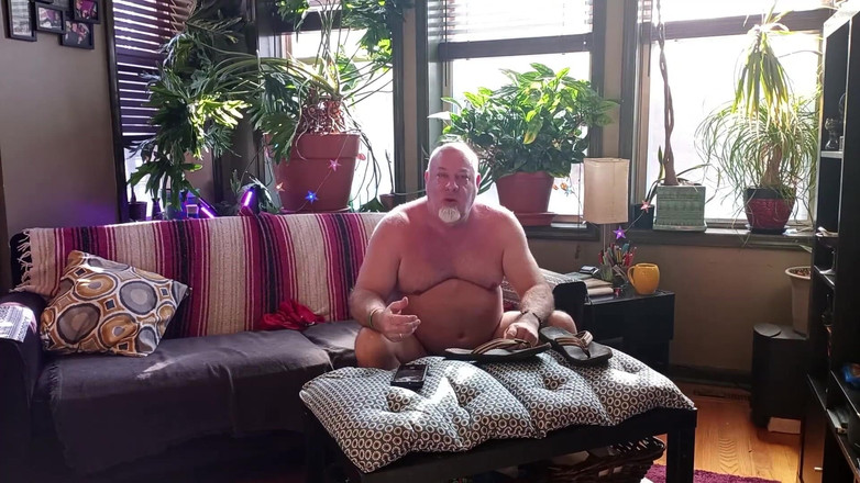 beardaddychub: Bear se masturbează în Flip Flops - caracteristică bonus inclusă la sfârșitul...