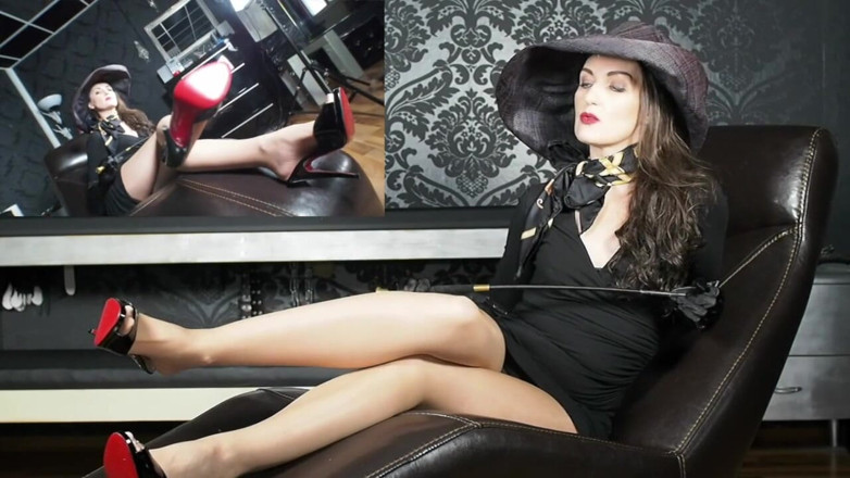 Lady Victoria Valente: 分割画面POV:あなたは私のラバハイヒールリッカーと足キス奴隷になります