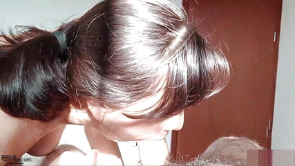 Emma vict: Il mio patrigno è un ragazzo eccitato che mi scopa la...