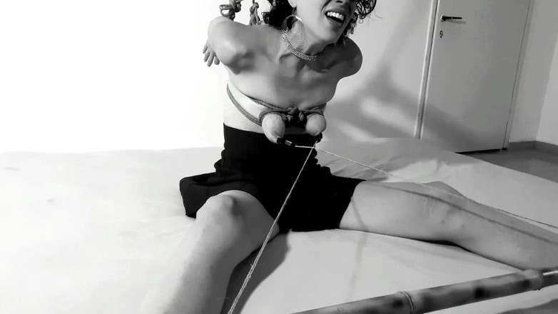 Bdsmlovers91: Pohybujte se, pokud chcete: Kozy svazování s bradavkami upnutými na...