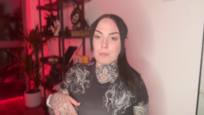 Miss Valentina: Không xứng đáng với nô lệ trong nhà vệ sinh