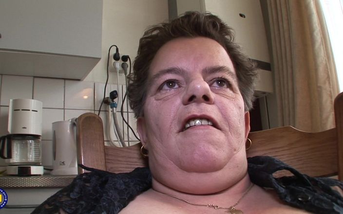 Mature NL: Esta grande dona de casa se faz na cozinha