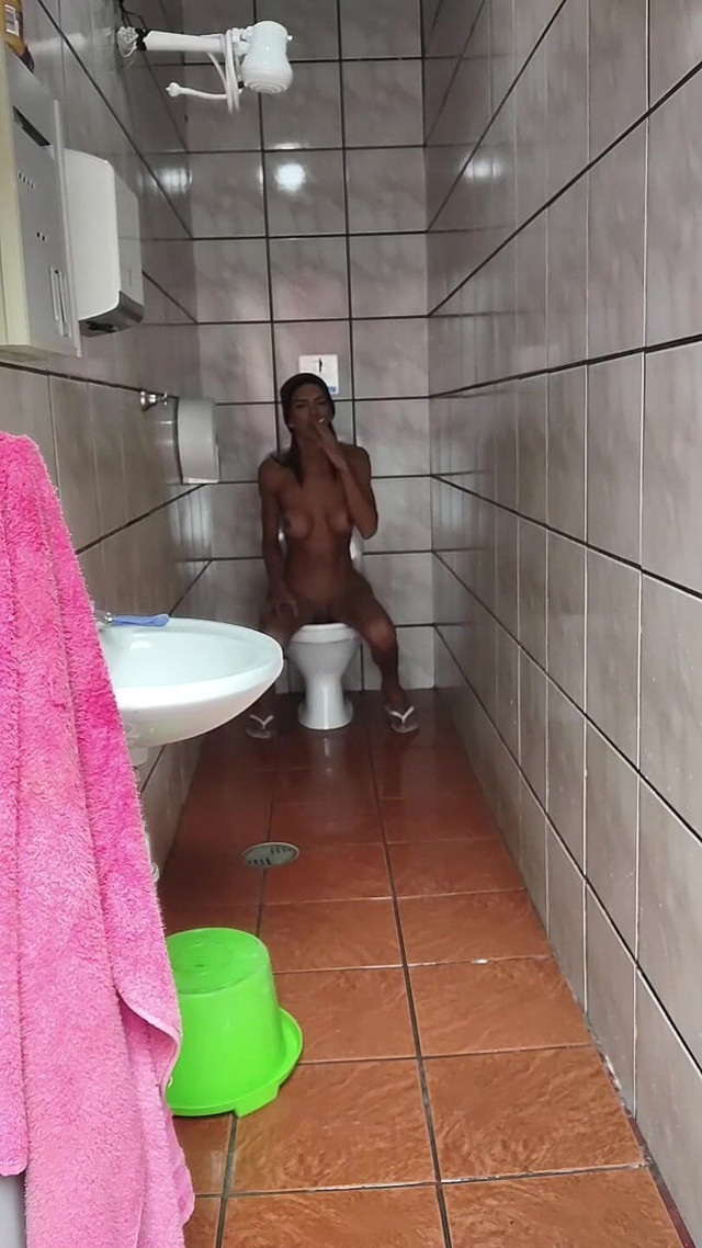Daniela in the bathroom (Tsdanisantos1)