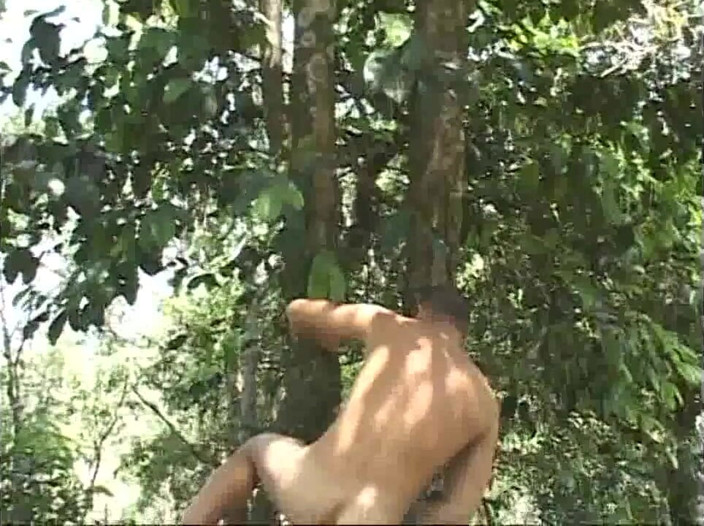 Gaybareback: Femeie latino se fute în pădurea sălbatică, în croazieră