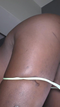 Une salope noire à gros nichons prend un creampie amateur par derrière