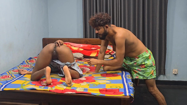 Shashi X: Sorellastra scopa accidentalmente il fratellastro mentre guarda porno