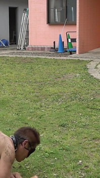 若い女性の夏のリゾート牧場での屋外奴隷訓練