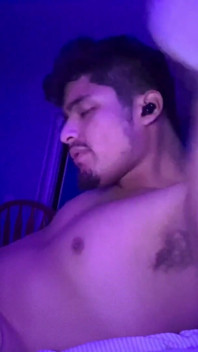 Sacudiendo mi polla sin cortar mientras me infla el vientre