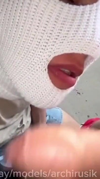Công nhân xây dựng hoảng sợ và lấp đầy miệng ông chủ của mình đầy tinh dịch ở nơi công cộng.
