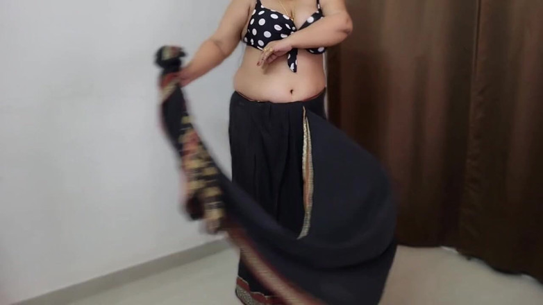 Hot Pavitra: Ailette Amma, Tellement De Choses Dans Un Show De Livres...
