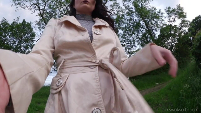 Faye Taylor: Pissing my White Leggings in the field