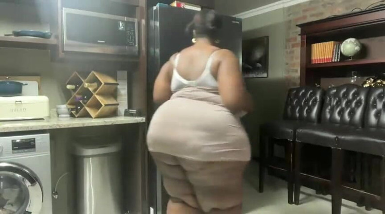 Legendary Booty Overdose: सांवली चोदने लायक मम्मी किचन में कराह रही और कपड़े उतार रही है