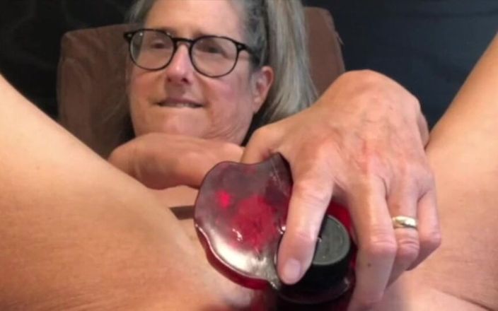 Squirting Senior: Зрелая жена мастурбирует с большой игрушкой крупным планом