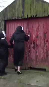 Trisha a Claire jsou jeptišky na útěku