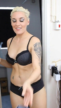 Elle b - banyo zamanı striptiz