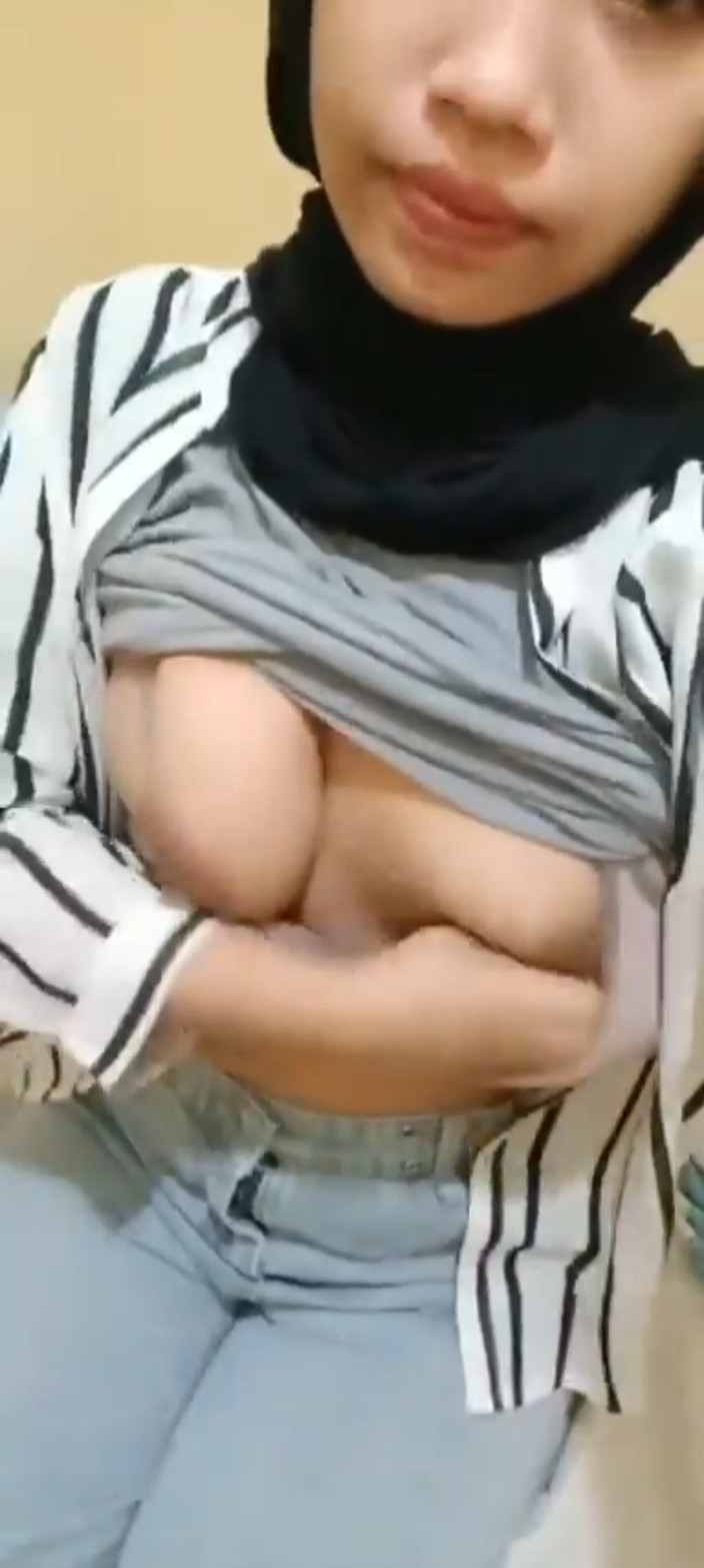 Jilbab69: Sexy Prsatá hidžáb Sama doma