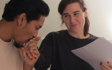 CaribbbeanBoy: I coinquilini scherzano mentre provano una script