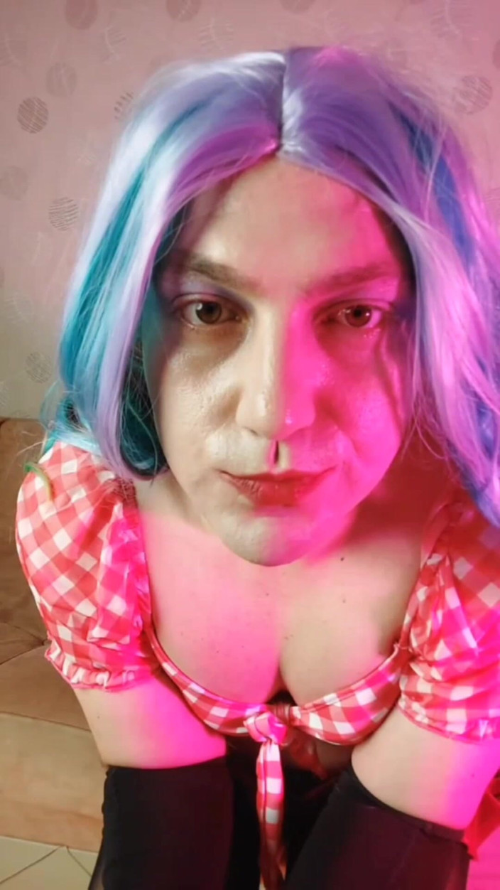 Kitty_Cross: Söt femboy i tights söt kjol röd atmosfär